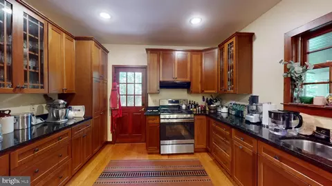 Entry Way - 7108 Larrlyn Dr, Springfield, VA 22151 photo 7 of 16