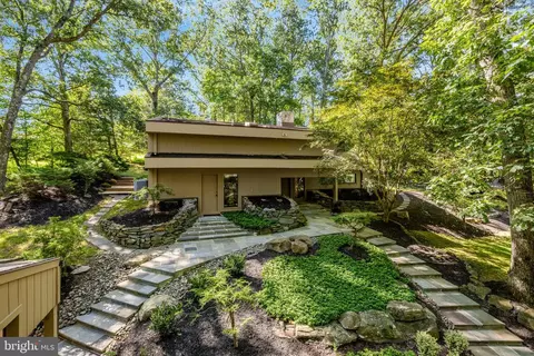 9704 Beach Mill Rd, Great Falls, VA 22066