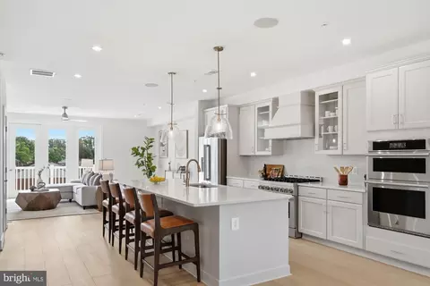 10530 White Granite Dr, Oakton, VA 22124