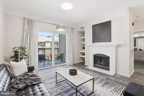 Living - 1580 Spring Gate Dr #4406, Mclean, VA 22102 photo 2 of 3
