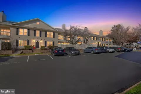 10204 B Ashbrooke Ct #10, Oakton, VA 22124