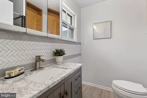 Bath - 6535 Old Chesterbrook Rd, Mclean, VA 22101 photo 3 of 5