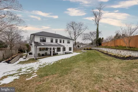 Exterior - 7022 Hector Rd, Mclean, VA 22101 photo 5 of 6