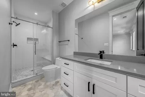 Bath - 7022 Hector Rd, Mclean, VA 22101 photo 7 of 10