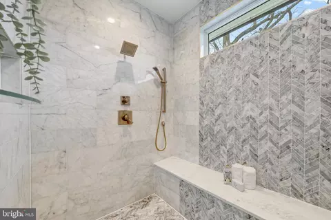 Bath - 7022 Hector Rd, Mclean, VA 22101 photo 6 of 10