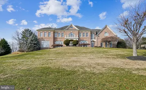 11046 Heathland Dr, Oakton, VA 22124