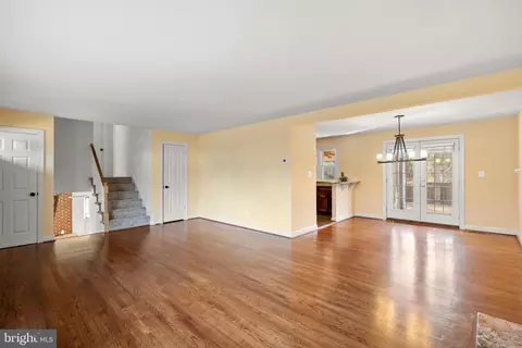 Living - 1726 Baldwin Dr, Mclean, VA 22101 photo 2 of 6