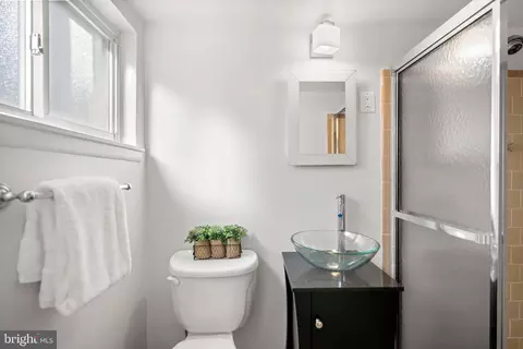 Bath - 1726 Baldwin Dr, Mclean, VA 22101 photo 3 of 3