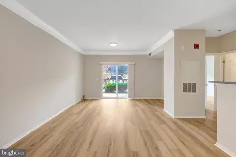 Living - 1580 Spring Gate Dr #4111, Mclean, VA 22102 photo 2 of 5
