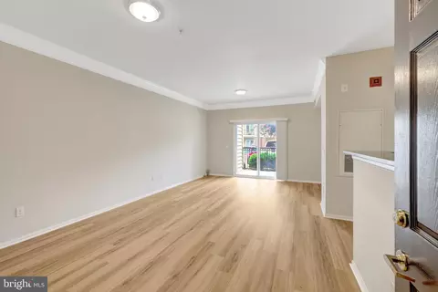 Living - 1580 Spring Gate Dr #4111, Mclean, VA 22102 photo 3 of 5
