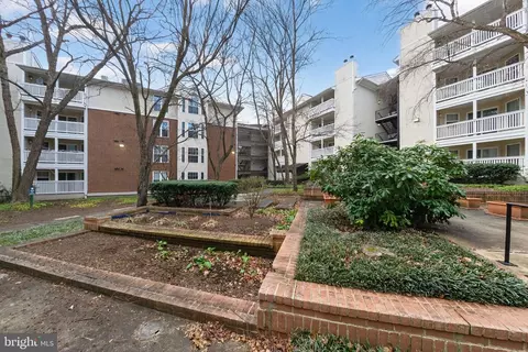 Exterior - 1504 Lincoln Way #100, Mclean, VA 22102 photo 1 of 4