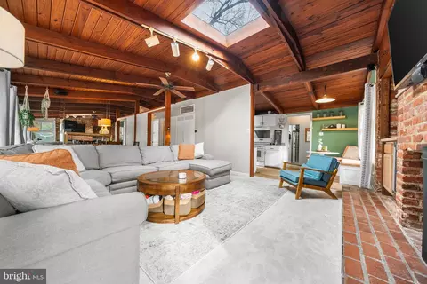 2906 Pine Spring Rd, Falls Church, VA 22042