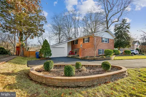 8443 Porter Ln, Alexandria, VA 22308