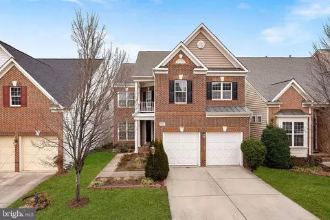 2467 Cypress Green Ln, Herndon, VA 20171