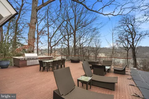 Exterior - 1100 Crest Ln, Mclean, VA 22101 photo 14 of 17