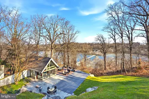 View/Area - 1100 Crest Ln, Mclean, VA 22101 photo 4 of 7