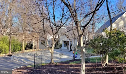Exterior - 1100 Crest Ln, Mclean, VA 22101 photo 12 of 17