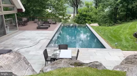 Exterior - 1100 Crest Ln, Mclean, VA 22101 photo 11 of 17