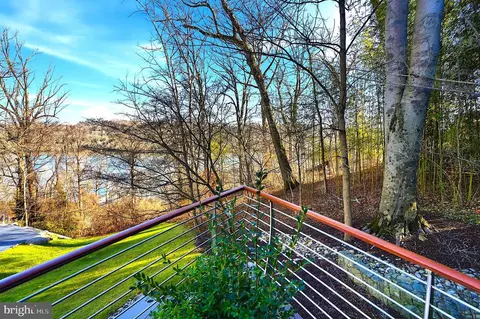 View/Area - 1100 Crest Ln, Mclean, VA 22101 photo 3 of 7