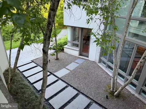 Exterior - 1100 Crest Ln, Mclean, VA 22101 photo 10 of 17