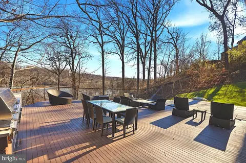 Exterior - 1100 Crest Ln, Mclean, VA 22101 photo 13 of 17