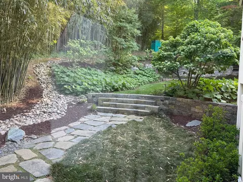 Exterior - 1100 Crest Ln, Mclean, VA 22101 photo 3 of 17