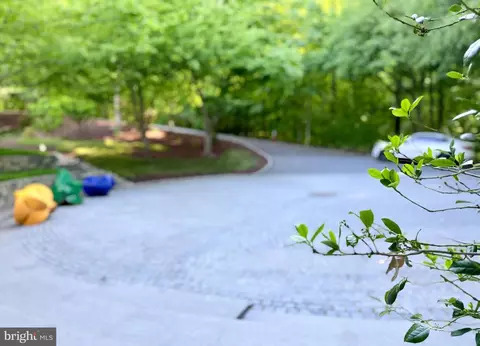 Exterior - 1100 Crest Ln, Mclean, VA 22101 photo 2 of 17