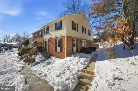 9652 Lindenbrook St, Fairfax, VA 22031