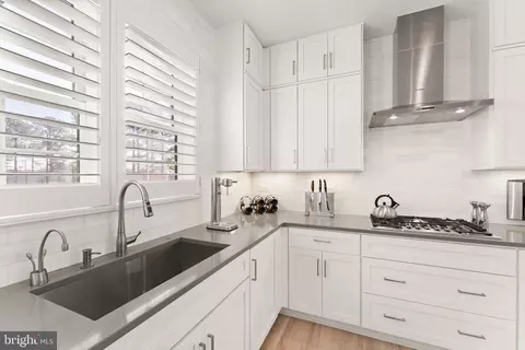 Kitchen - 11256 Faraday Park Dr, Reston, VA 20190 photo 5 of 6