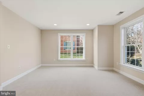 Living - 411 Spring St, Herndon, VA 20170 photo 2 of 6