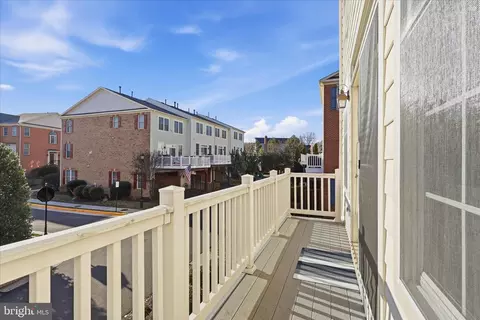 Exterior - 411 Spring St, Herndon, VA 20170 photo 3 of 4