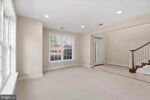 Living - 411 Spring St, Herndon, VA 20170 photo 1 of 6