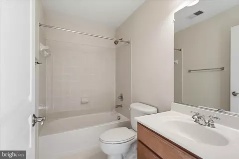 Bath - 411 Spring St, Herndon, VA 20170 photo 3 of 3