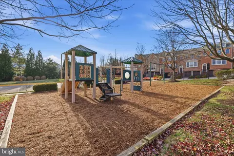 Exterior - 411 Spring St, Herndon, VA 20170 photo 4 of 4