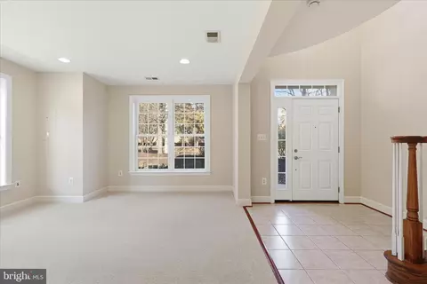 Living - 411 Spring St, Herndon, VA 20170 photo 3 of 6