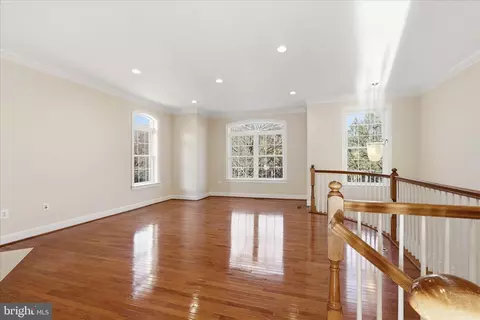 Living - 411 Spring St, Herndon, VA 20170 photo 4 of 6