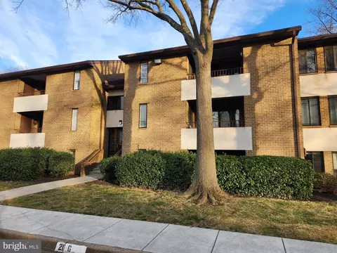 521 Florida Ave #102, Herndon, VA 20170