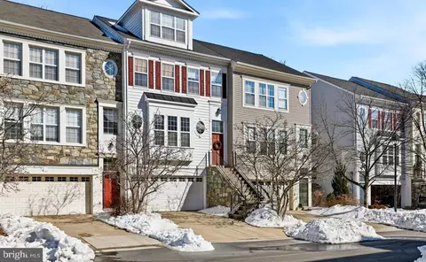 2118 Capstone Cir, Herndon, VA 20170