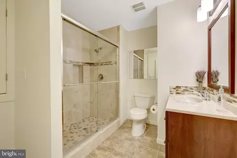 Bath - 1827 Post Oak Trl, Reston, VA 20191 photo 2 of 4