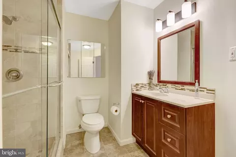 Bath - 1827 Post Oak Trl, Reston, VA 20191 photo 3 of 4