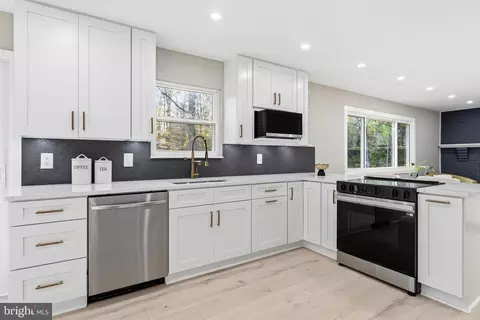 Kitchen - 1840 Post Oak Trl, Reston, VA 20191 photo 2 of 4