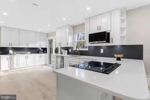 Kitchen - 1840 Post Oak Trl, Reston, VA 20191 photo 3 of 4