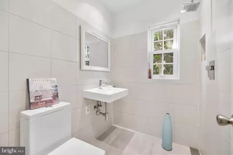 Bath - 6534 Divine St, Mclean, VA 22101 photo 2 of 5