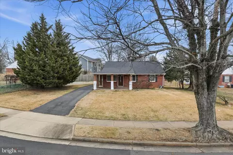 7416 Sportsman Dr, Falls Church, VA 22043