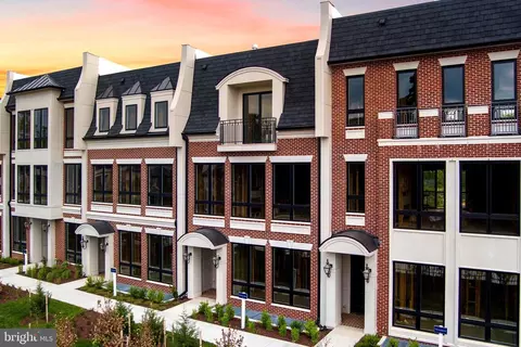 7047 Liberty Ln #32, Mclean, VA 22101