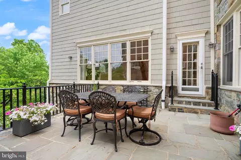 Exterior - 7212 Farm Meadow Ct, Mclean, VA 22101 photo 4 of 9