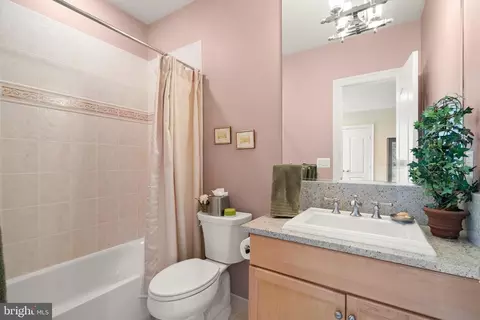 Bath - 7212 Farm Meadow Ct, Mclean, VA 22101 photo 6 of 8