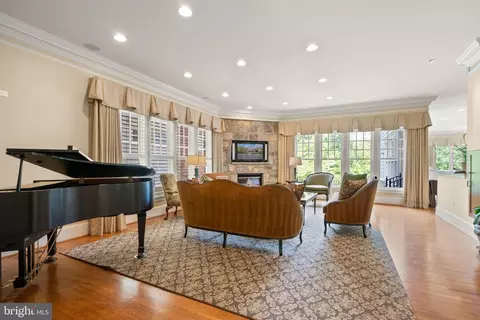 Living - 7212 Farm Meadow Ct, Mclean, VA 22101 photo 2 of 5