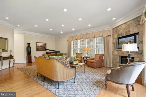 Living - 7212 Farm Meadow Ct, Mclean, VA 22101 photo 3 of 5