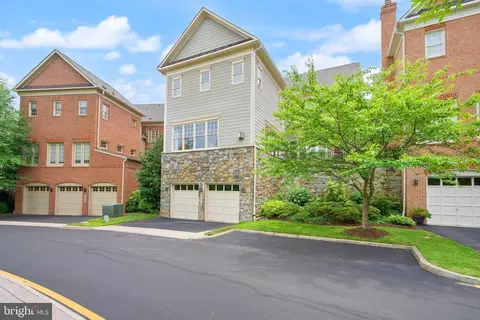 Exterior - 7212 Farm Meadow Ct, Mclean, VA 22101 photo 6 of 9